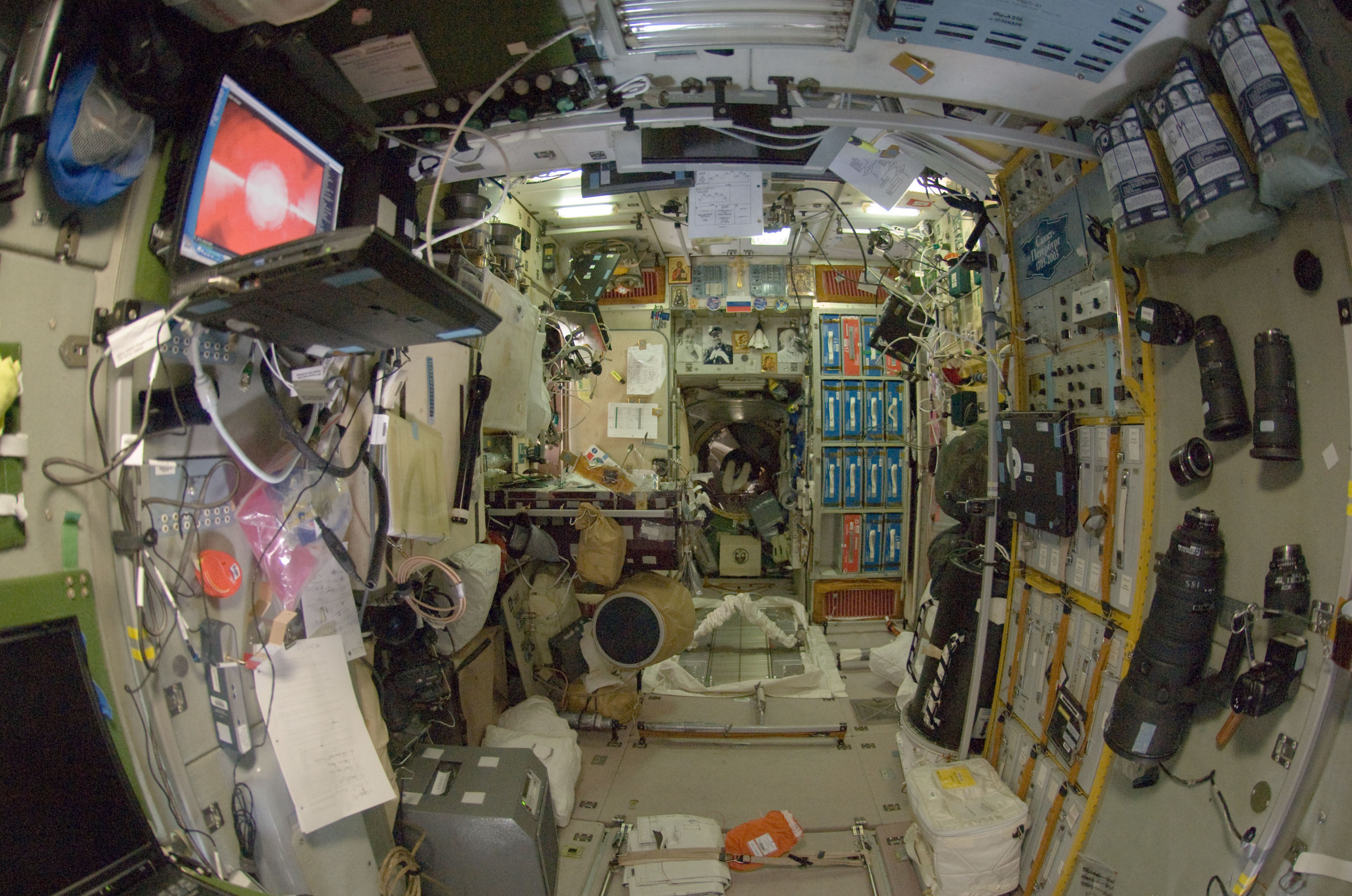 天宫空间站睡眠环境对比国际空间站：高下立判，这才是以人为本
