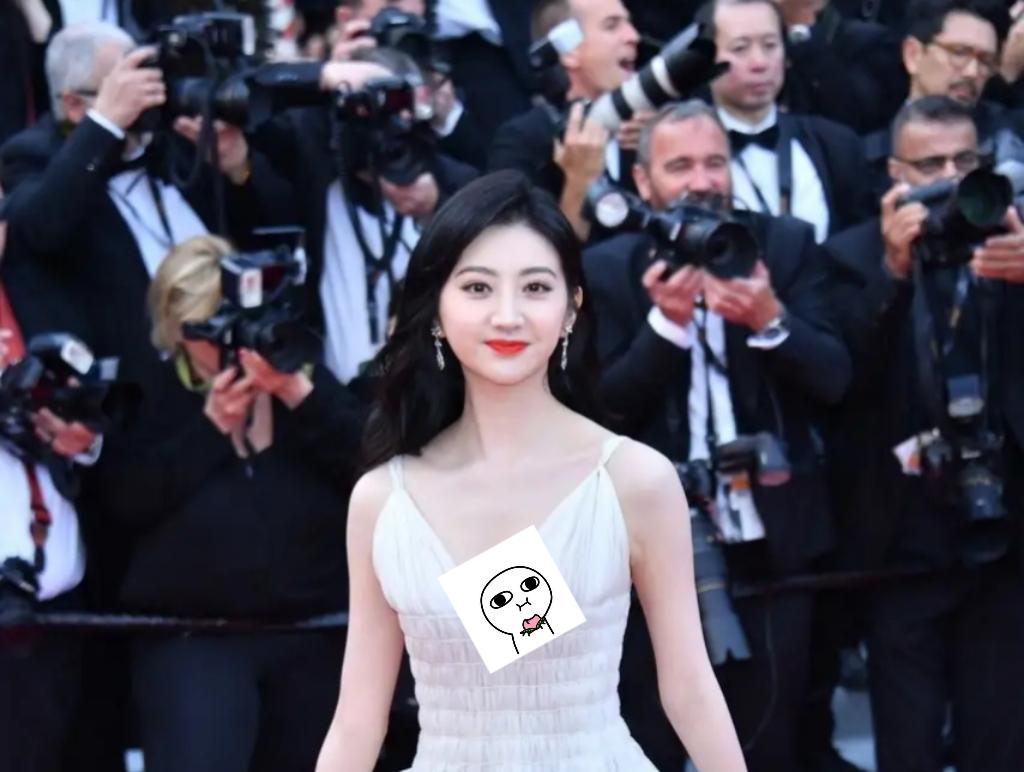 10位戛纳红毯上的国内女星：有人手握作品艳压，有人蹭拍走光出丑