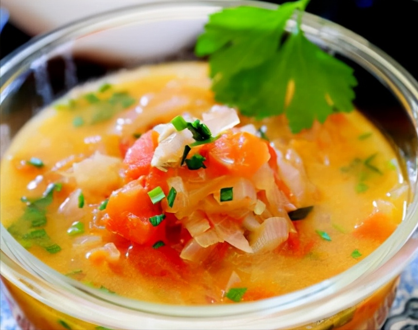 备好食品材料:洋葱,西红柿,葱和蒜.