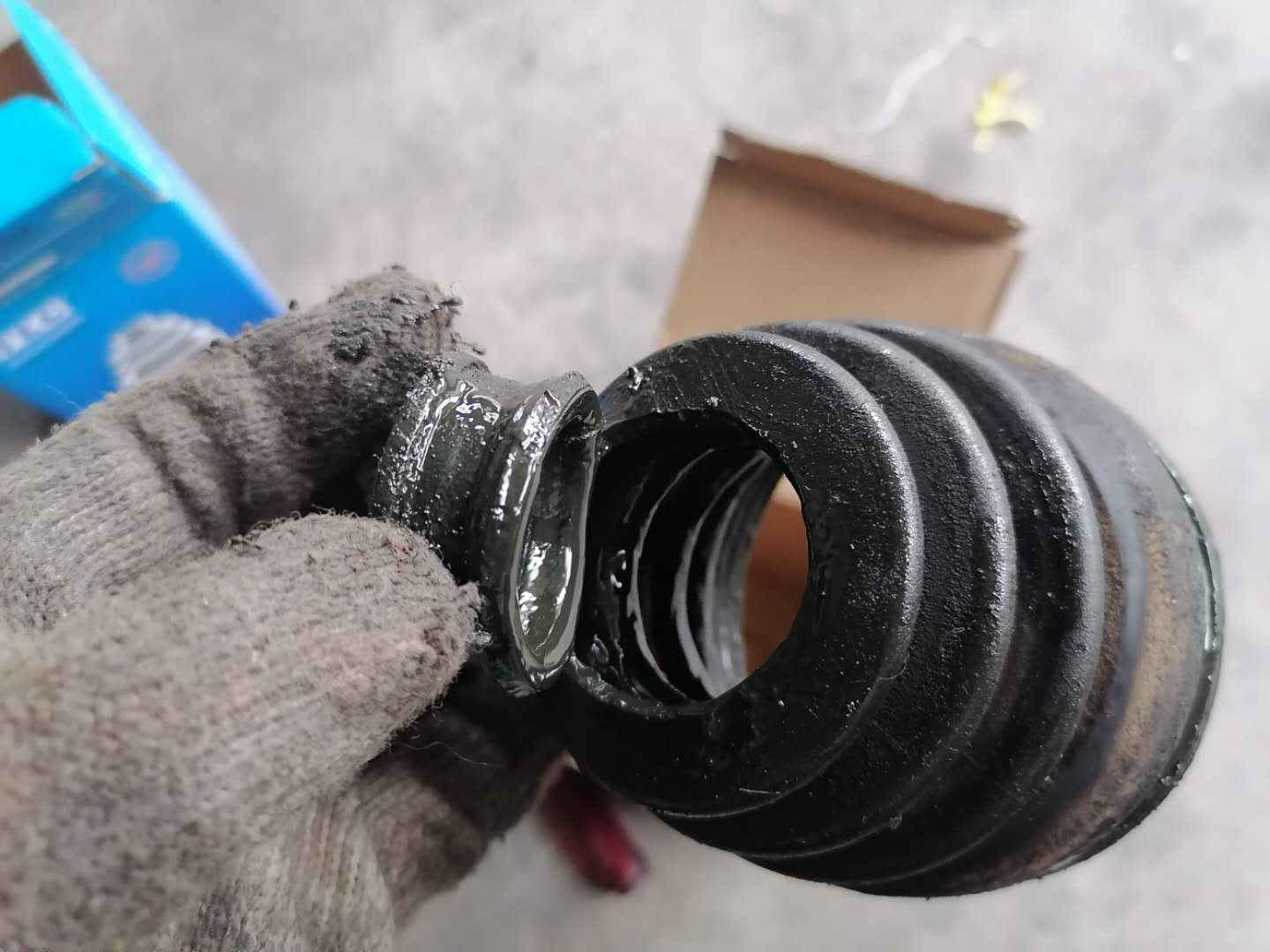 奇骏更换半轴内球笼防尘套，现在更换还来得及，否则就要换总成