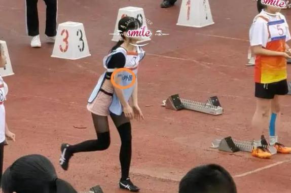 一外国语学院女生参加长跑比赛，穿黑裤袜引争议，被指目的不纯