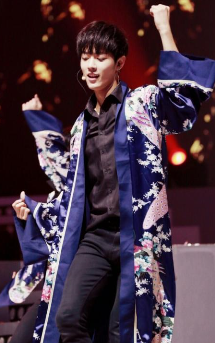 从普通人一跃成为当红流量小生，肖战的成功离不开她的支持，祝福