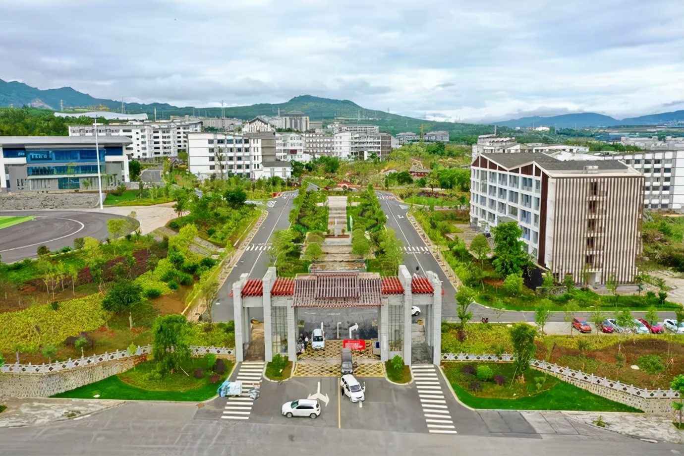 滇西应用技术大学专科图片