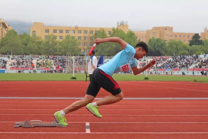 青岛大学体育学院(奔跑吧，青大少年！青岛大学健康跑来袭，尽显青春风采！)