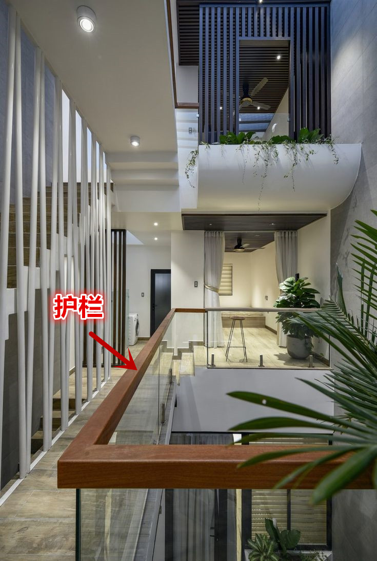 越南一栋房子4、5层，又高又窄，为什么要把卧室分布在天井两侧？