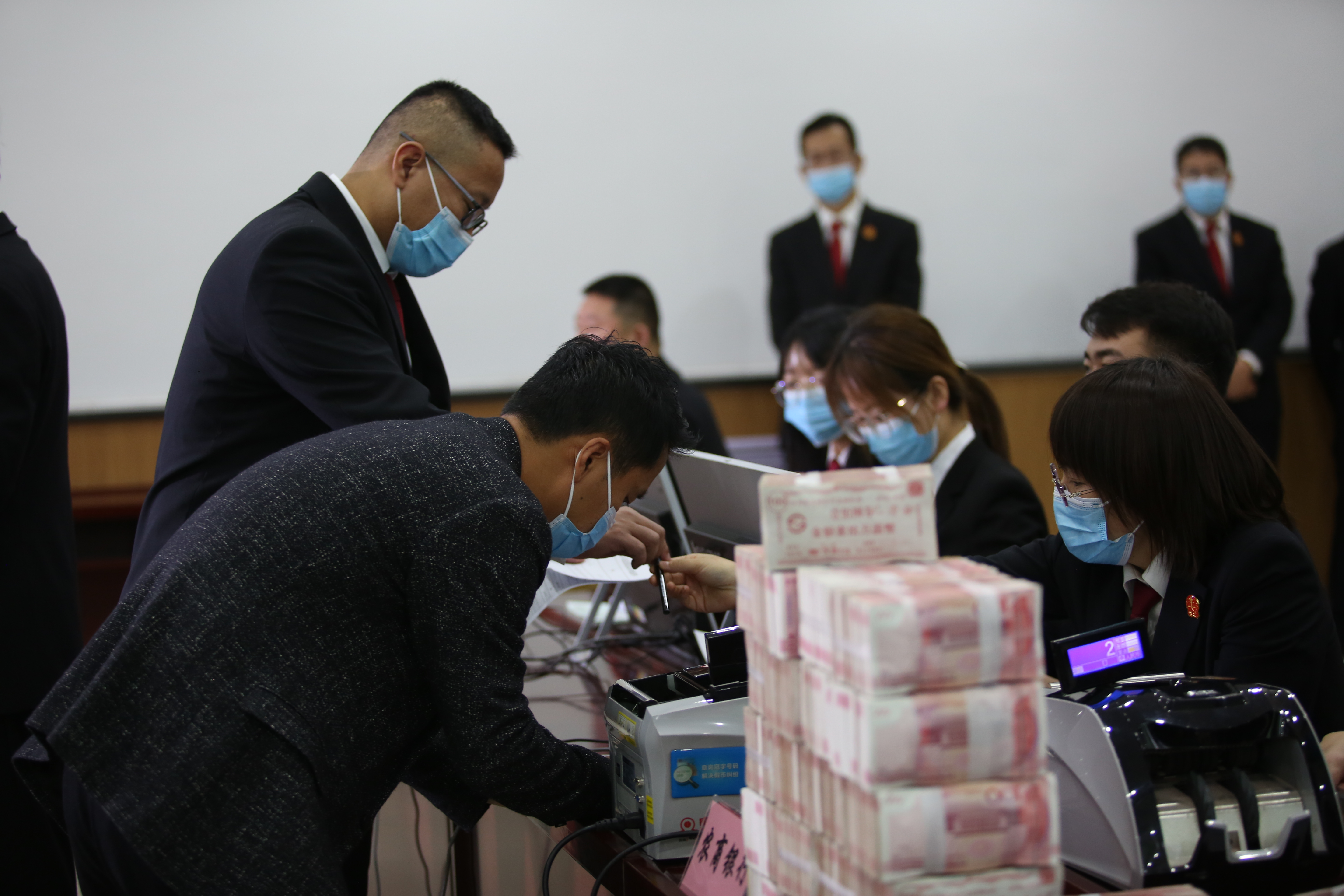 神木市法院集中发放执行案款3600余万元，单笔最高金额达1310万元