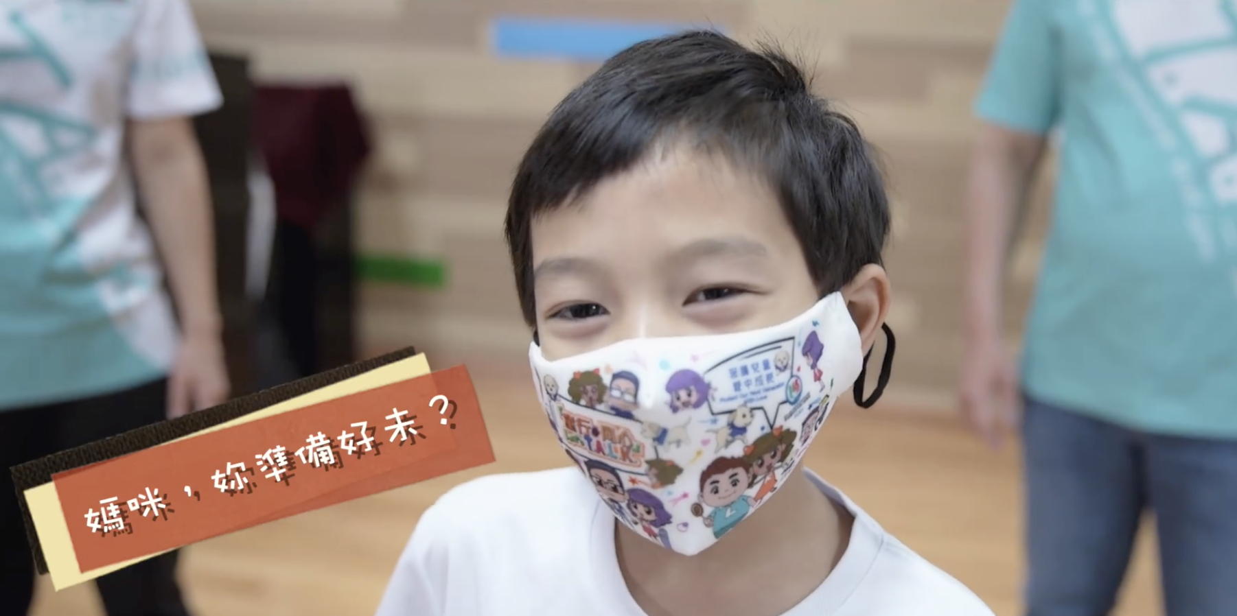 晶刚夫妇参加亲子活动，开合跳很卖力，郭晶晶搭霍启刚肩膀好甜蜜