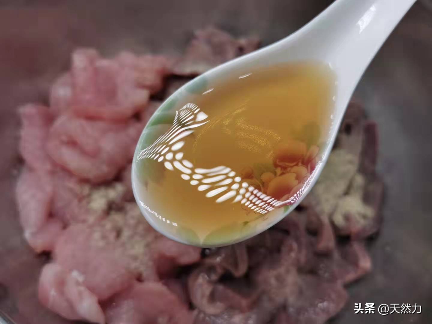 猪肝汤怎么做才好喝？掌握正确的方法，汤体清澈，猪肝滑嫩无腥味