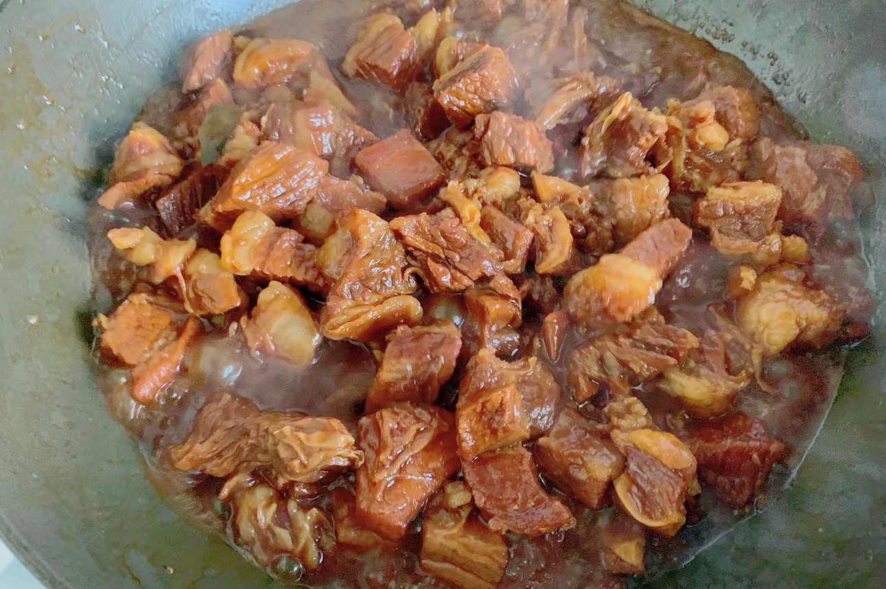 炖牛肉时，只需加入一勺特殊食材，牛肉软烂鲜香没腥味，百试百灵