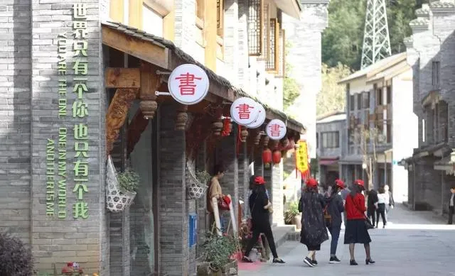 成都1.5刹拢!这个小众森林古镇,清凉耍水、网红拍照、喝茶休闲