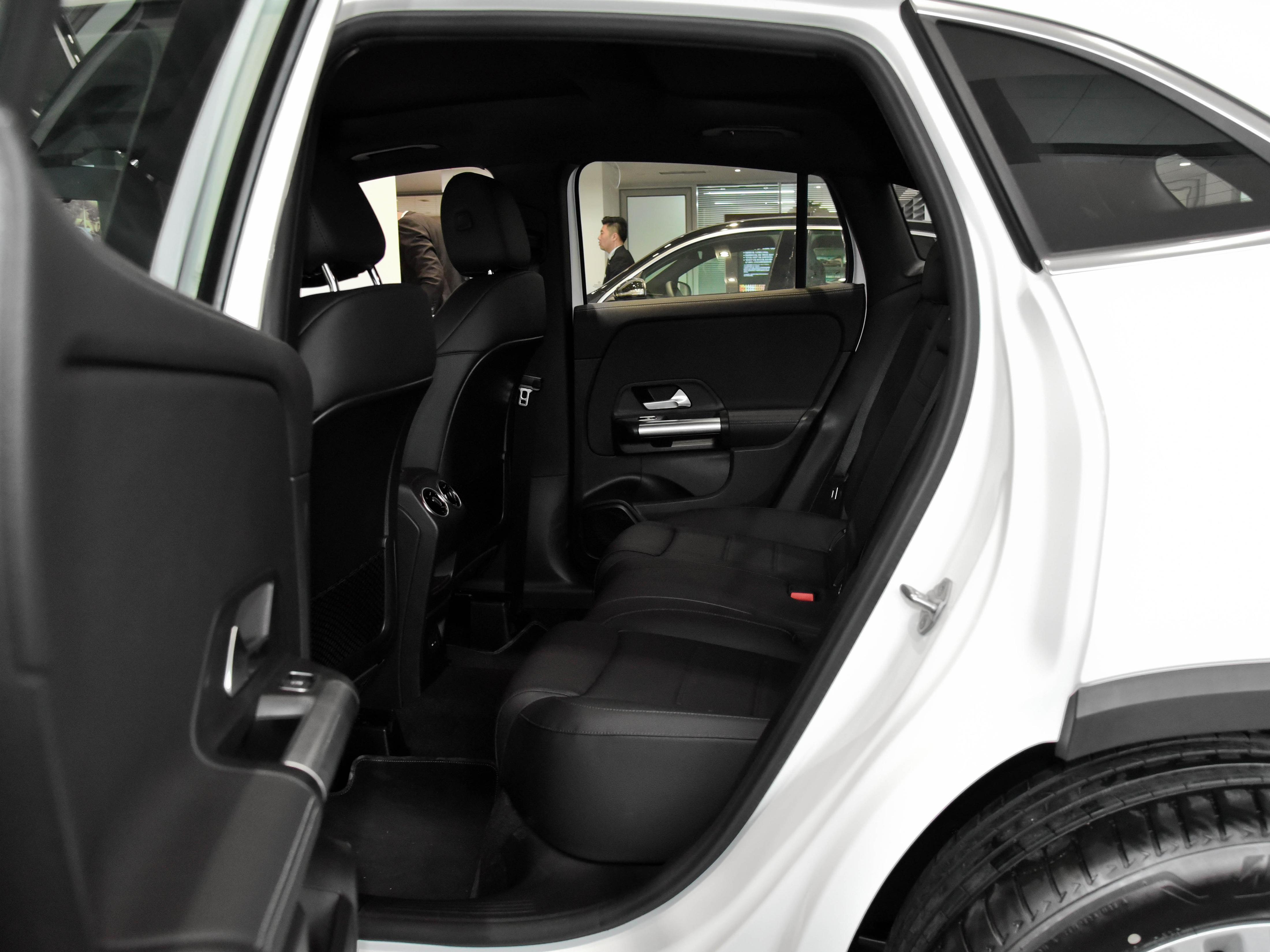 气势更像suv,30万价格内饰好看油耗又低,实拍奔驰gla