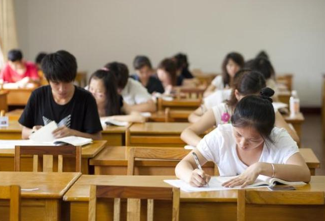 大学就读期间，若出现挂科重修会被记入档案里吗，看辅导员怎么说