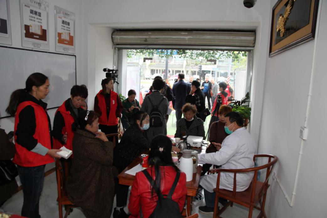 众扶慈善基金会益行志愿者服务站张雷团队为退休教师服务