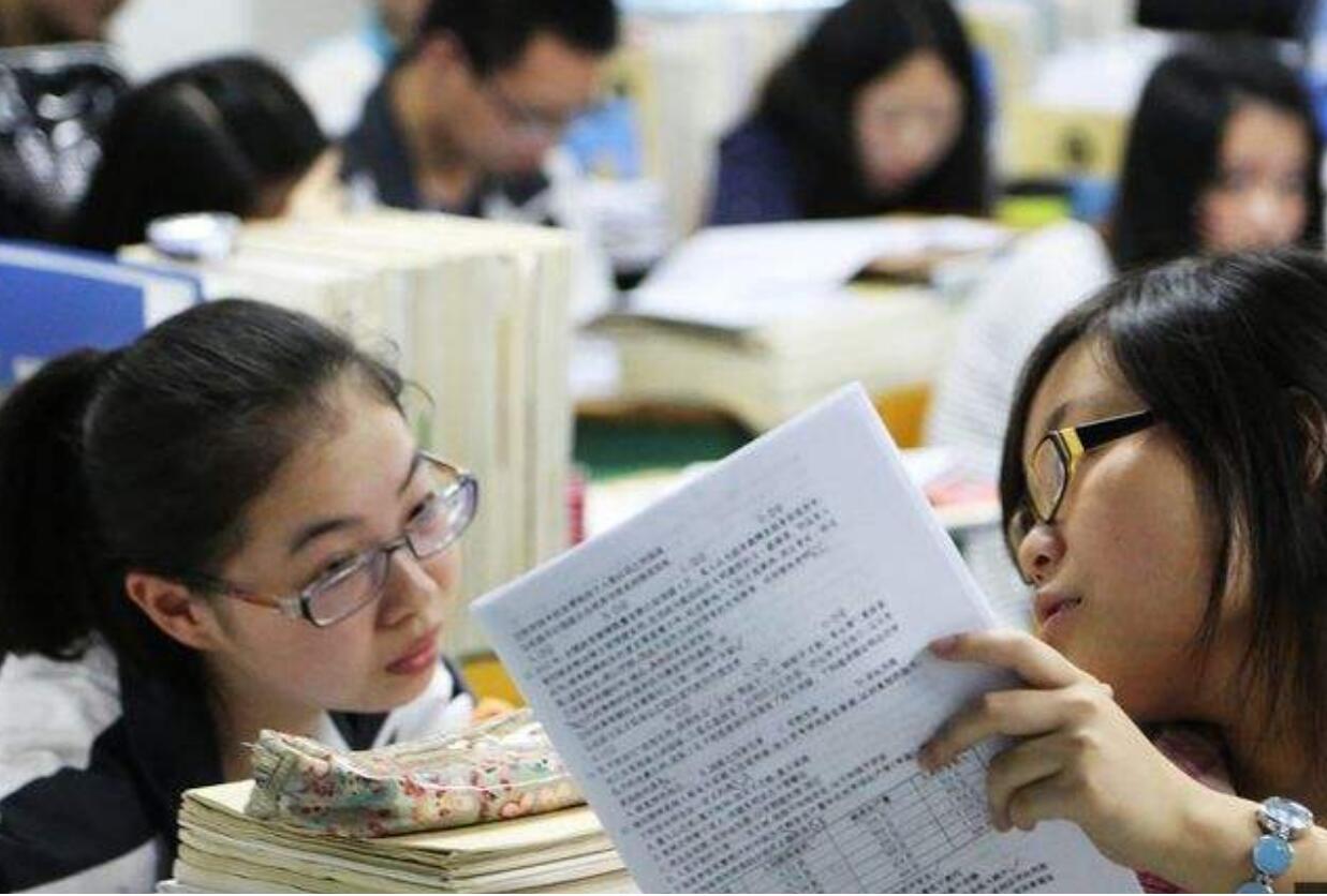 高考状元唐楚玥总分725，语文146，考卷上的“印刷体”亮了