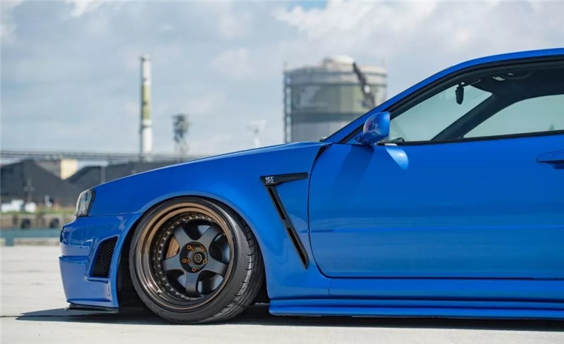 一台我们可以“仔细打量改装”的日产战神GTR R34 !