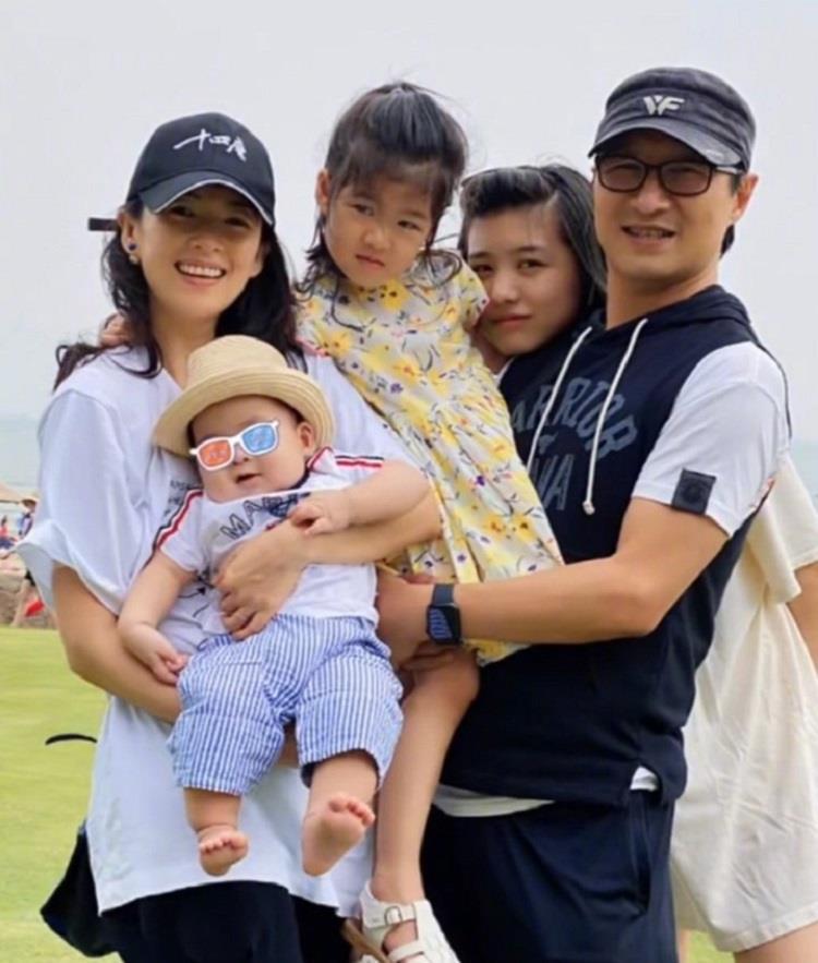 章子怡带女儿去打疫苗，醒醒肉嘟嘟太可爱，打针没哭还微笑太勇敢