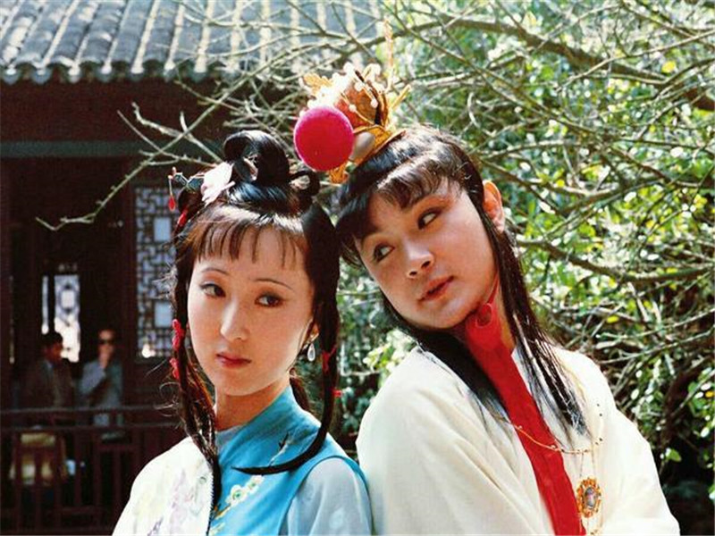 《绛珠仙子泪盈眸：红楼梦中林黛玉心中的爱与痛》