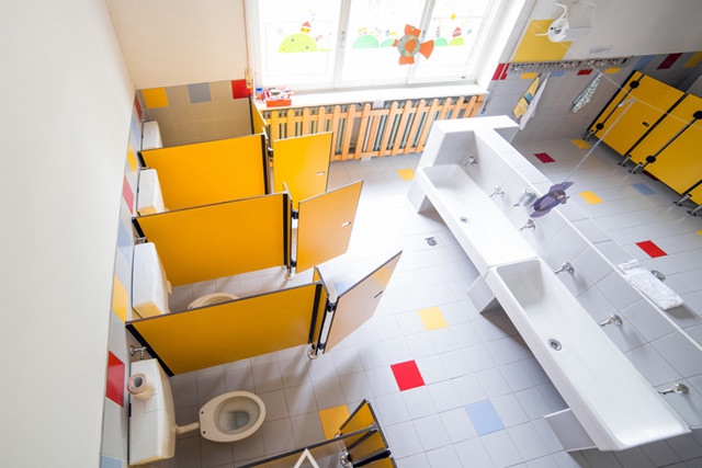 孩子为何总在学校尿裤子？这些原因很关键，宝妈要自查