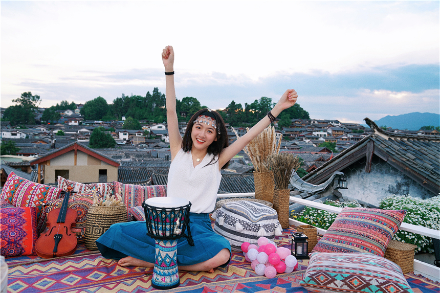 丽江二三事，翻过雪山恰逢花开，隐居听花堂，邂逅一场唯美夕阳