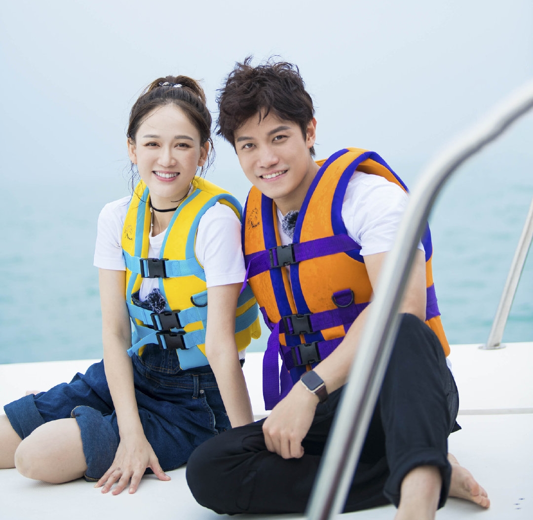 陈乔恩携男友聚会，腰粗腿壮呈现幸福肥，靠在艾伦身前很甜蜜