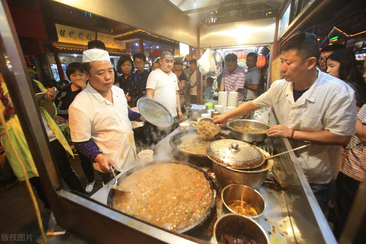 贵州夫妻开菜馆，利用免费的白酒，年赚100万，方法具有实操性