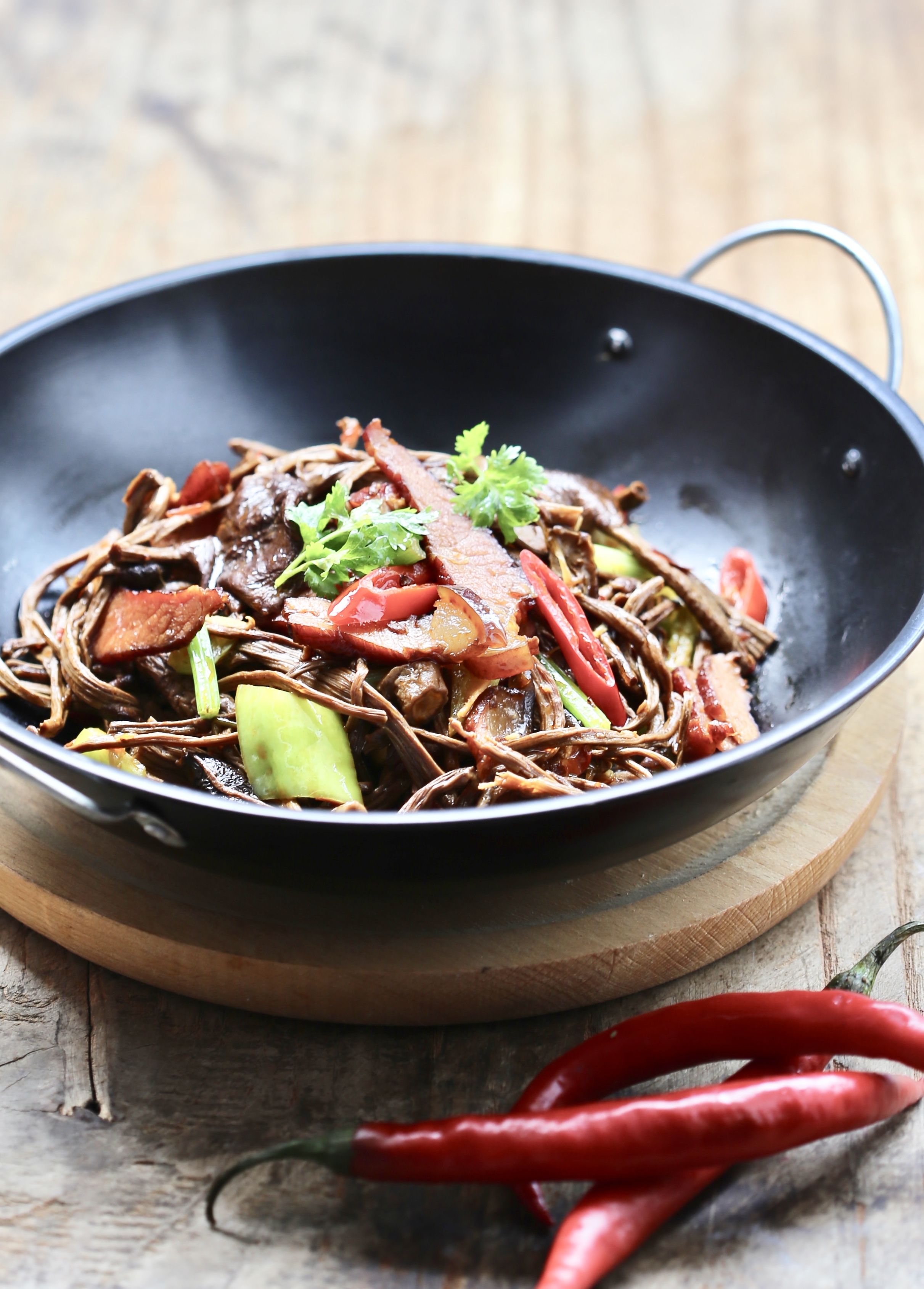 干茶树菇冷水泡还是热水泡？饭店的鲜香劲道，原来大厨是这样做的