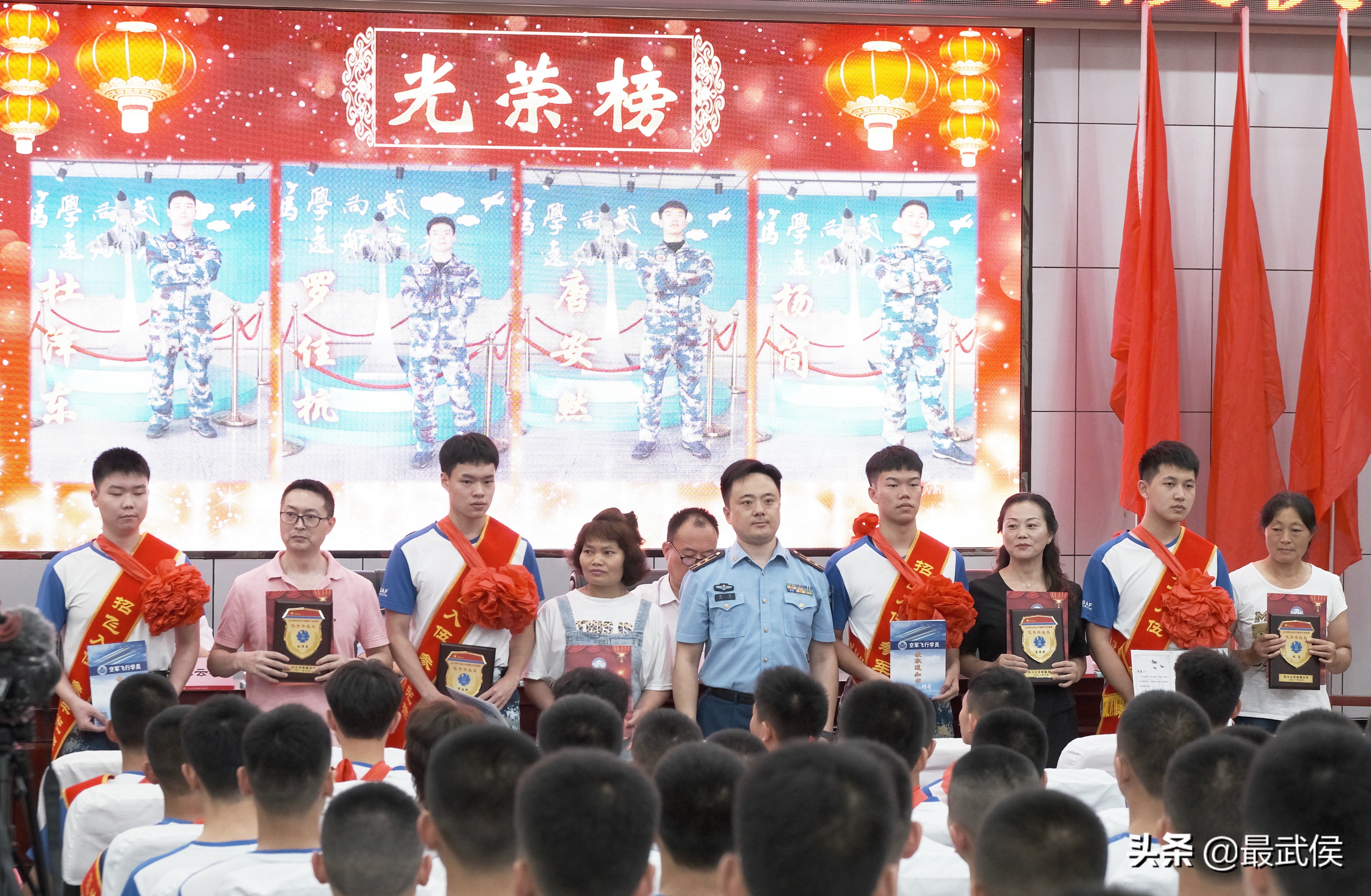 什么是“双学籍”飞行员？这所学校4年7人入选，清华北大任选！