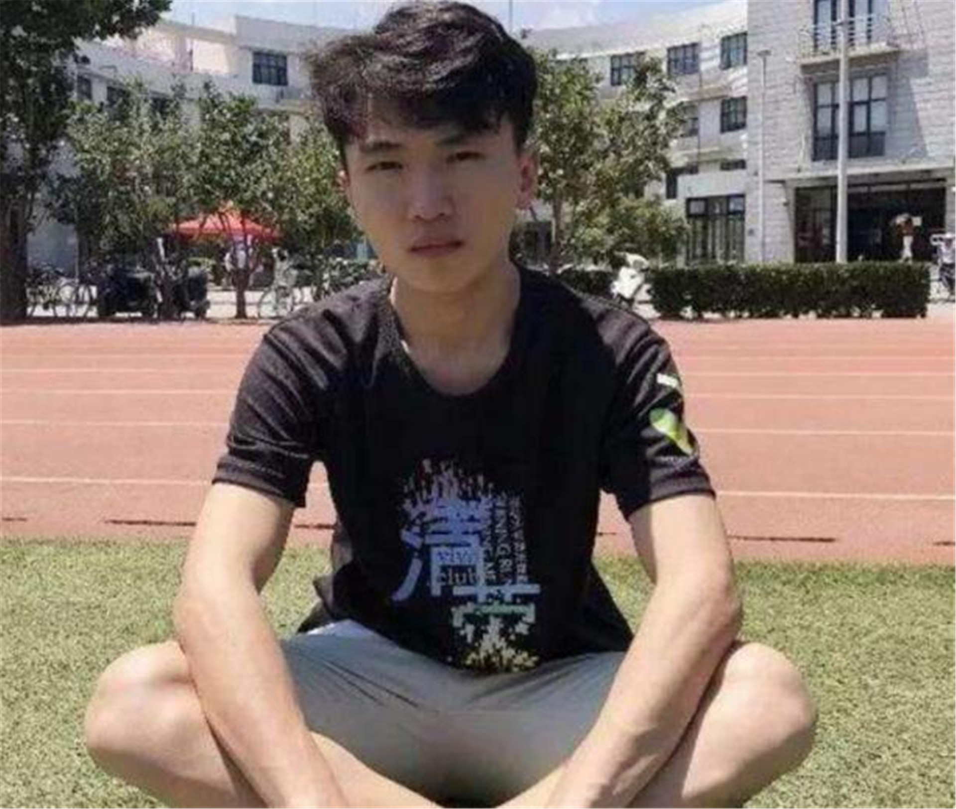 他以674分进清华，在采访中哭，父亲每天挑200担沙供他念书