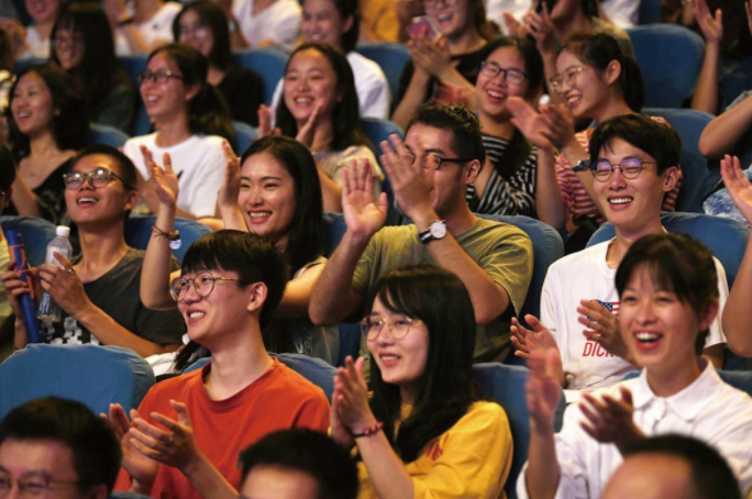 上海开始“抢人”了，4所985应届本科生直接落户，研究生也有优惠