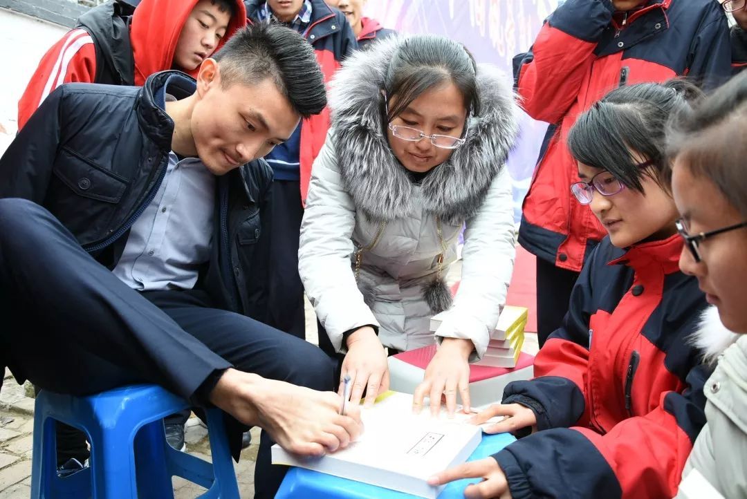 无臂高材生杨孟衡：用脚写字考出高考状元，寒门贵子的逆袭