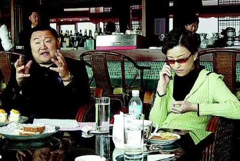 杨澜24岁儿子罕曝光，长相俊秀像妈妈，在美国出生至今不知其姓名