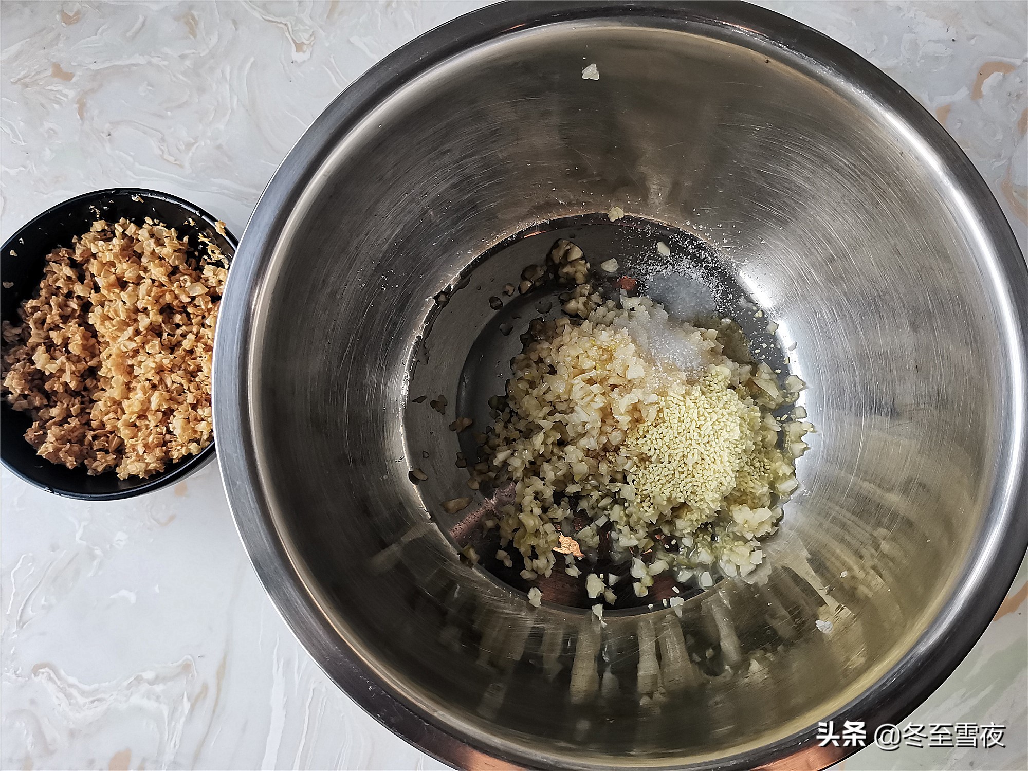 蒜汁怎么调好吃（教你调制简单美味的蒜泥蘸料）