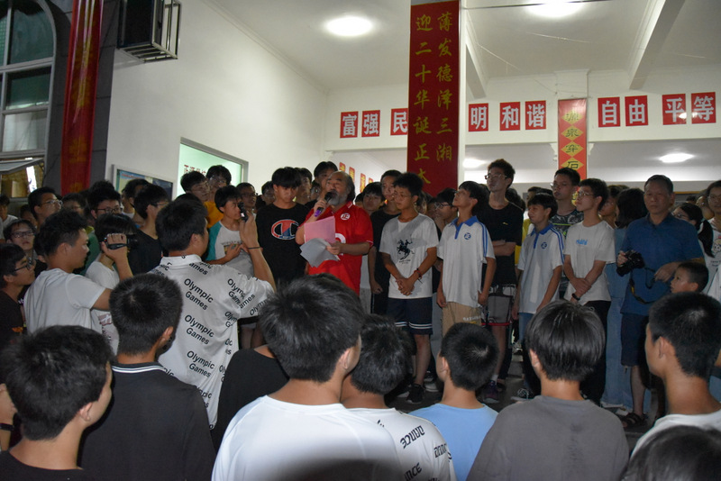 湖南男孩罗湘毅，611分报考军校被录取，喜报传来，父母笑容灿烂