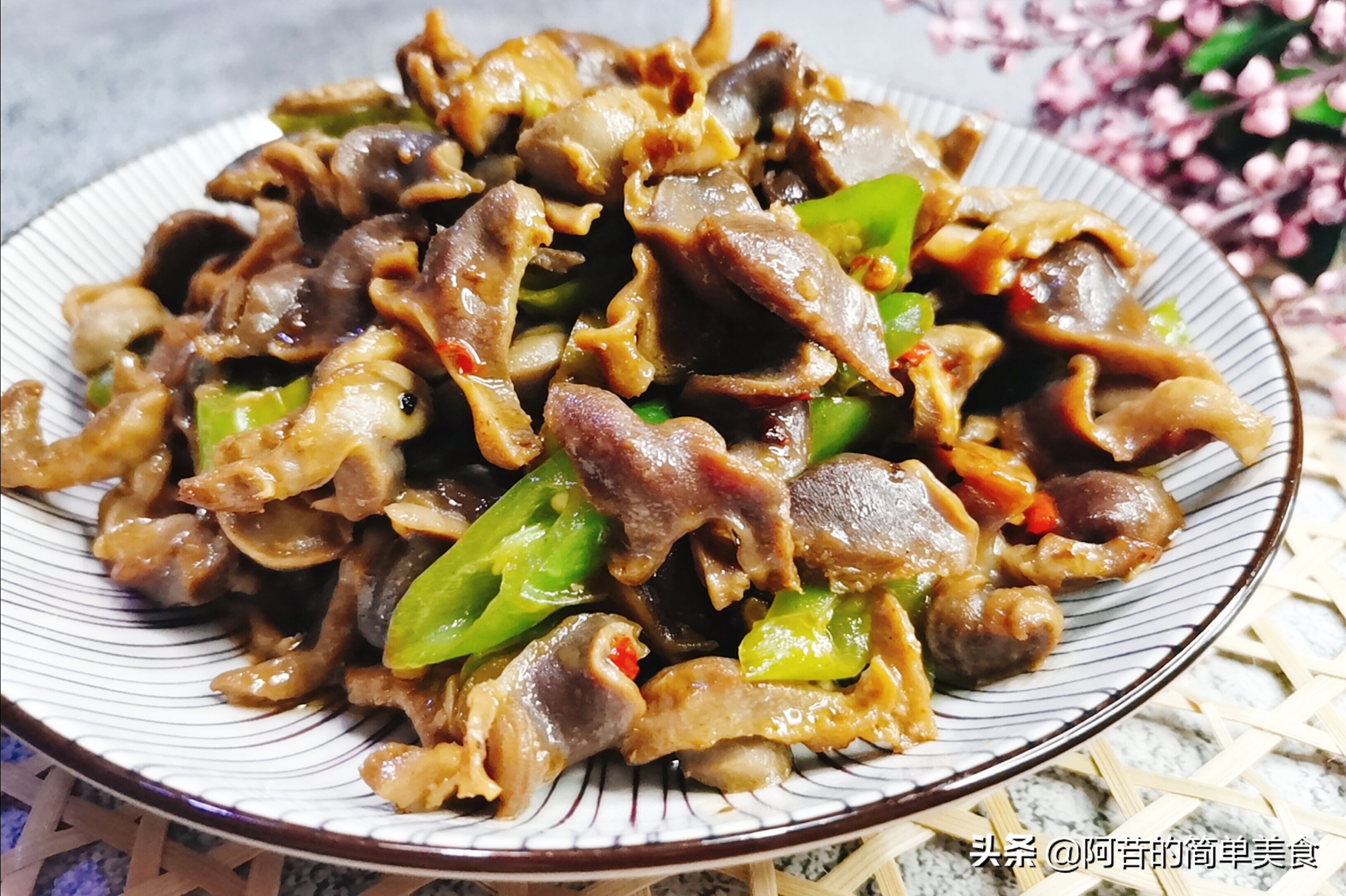 鸡郡肝的做法（回味无穷脆炒鸡郡肝的炒菜过程）