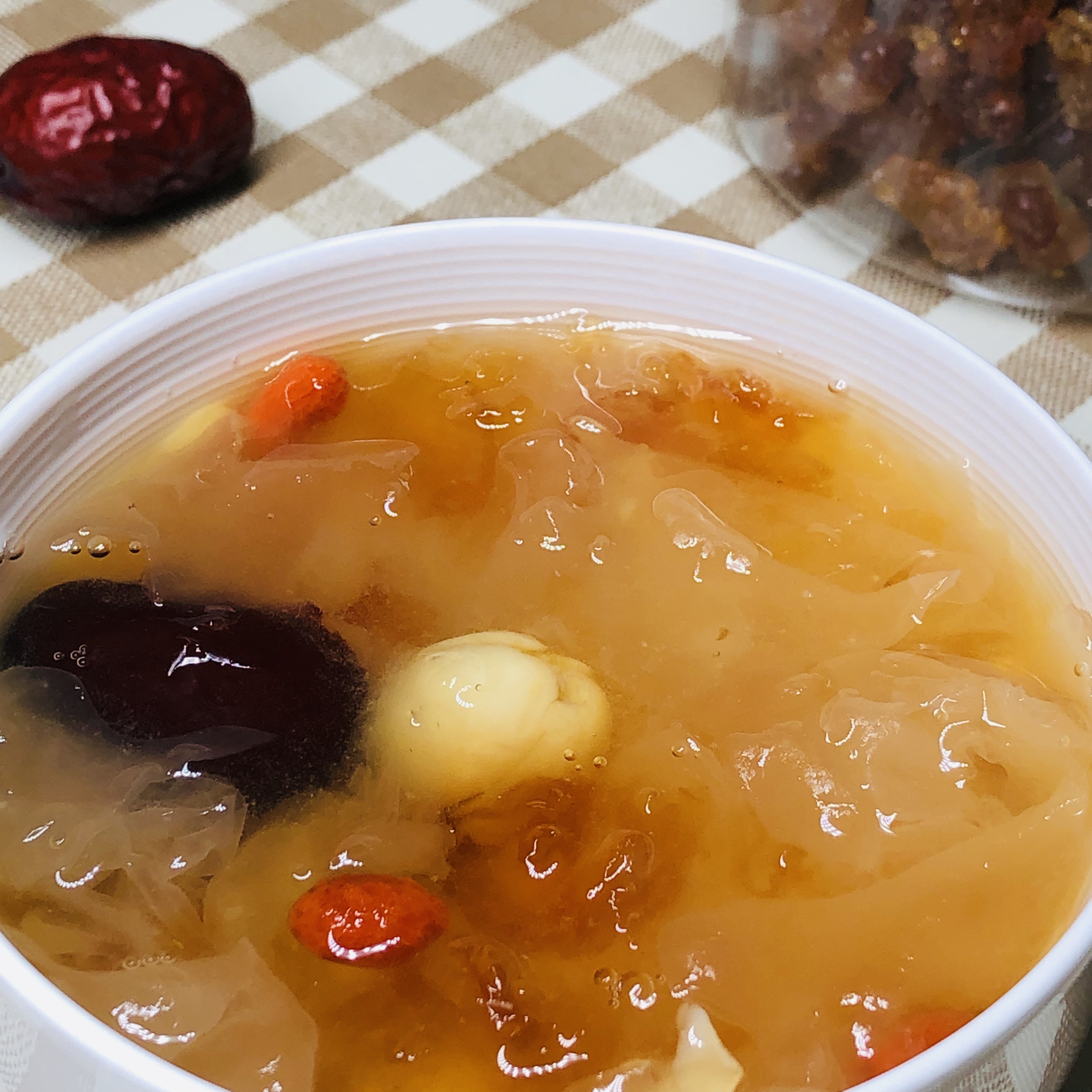 桃胶莲子银耳羹,我的美容佳品,每天一碗,养出美丽好容颜