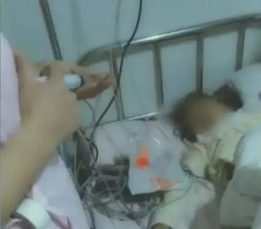 8岁女孩在校被俩男生打致下体出血！官方通报：校长、副校长免职