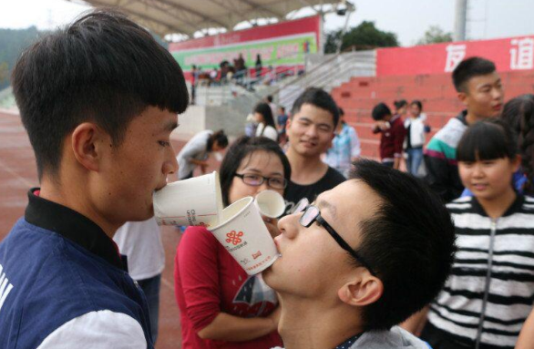 女大学生为啥没毕业就结婚生子？原因很扎心，大学生们要引以为戒