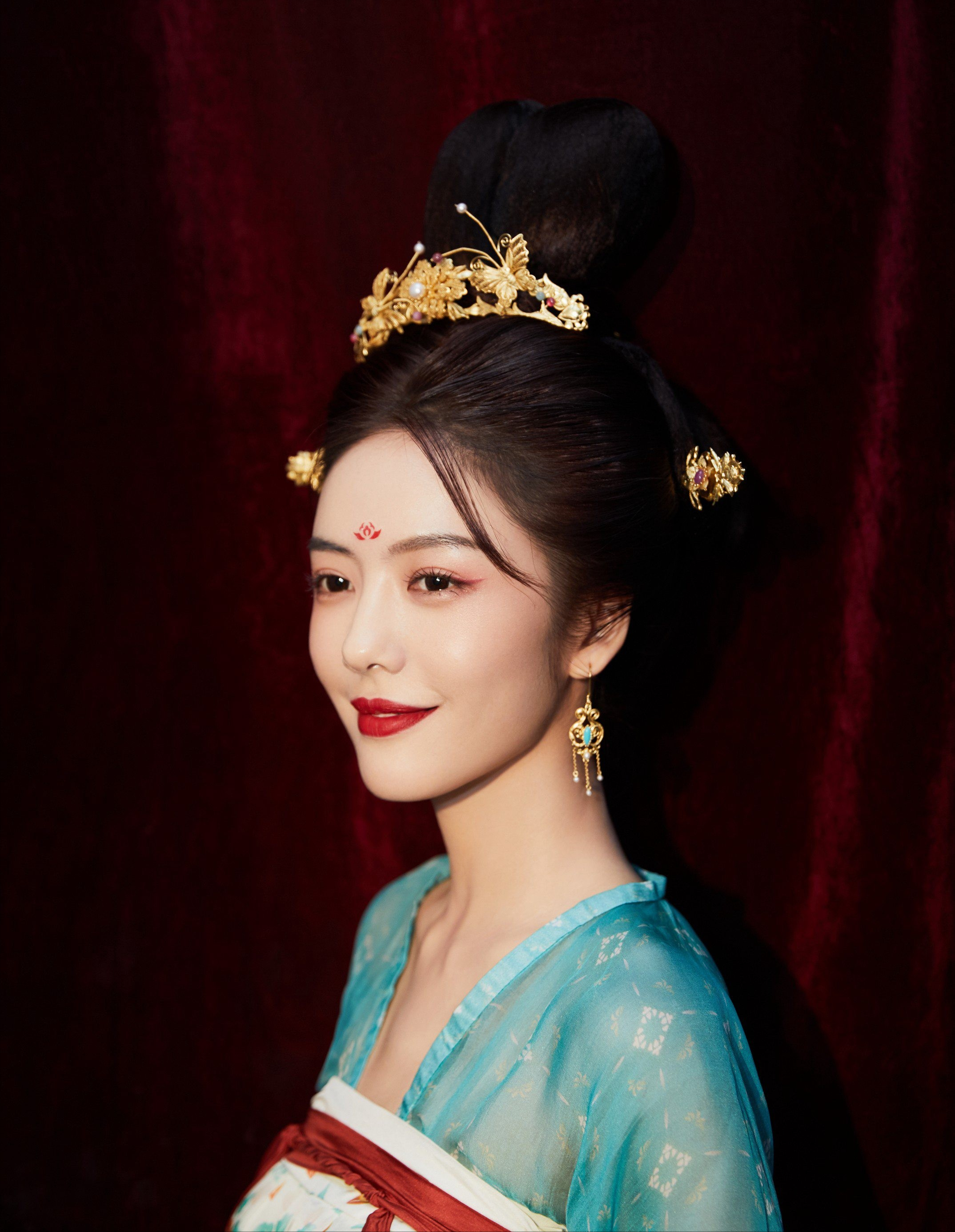 90后新生代美女,穿唐装演绎复古型风尚,一年六部剧堪称劳模