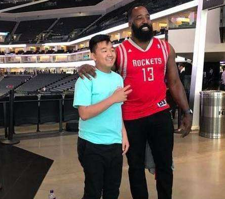 山寨版nba球星有哪些(山寨版的NBA球星：姚明和字母哥吃烧烤 易建联加盟勇士？)