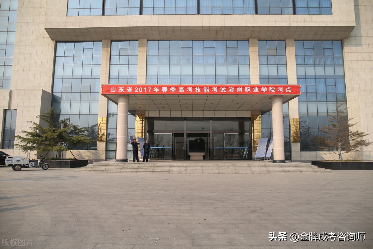 山东省排名前4的高职院校，整体录取分数不高，重点考虑特色专业