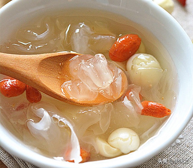 银耳莲子汤,银耳莲子汤的功效和作用