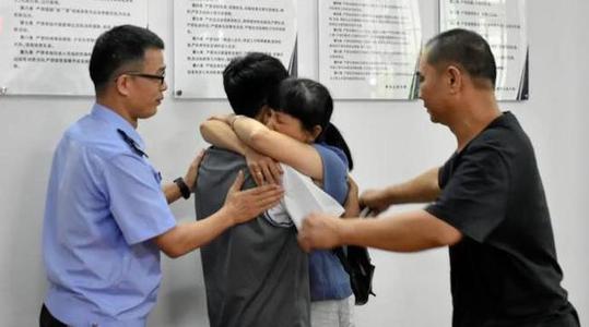 四川考生高考689分，父子二人高兴拥抱，网友却调侃二人样貌