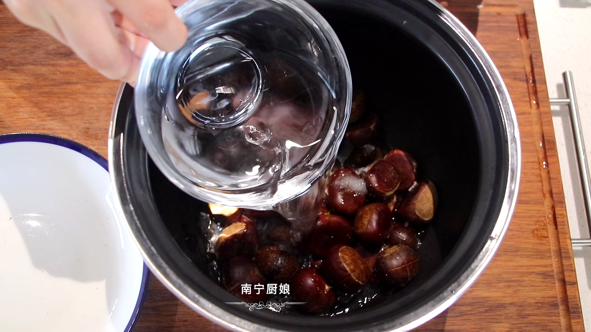 糖炒板栗原来做法这么简单，一个电饭锅就搞定，个个开花香甜粉糯