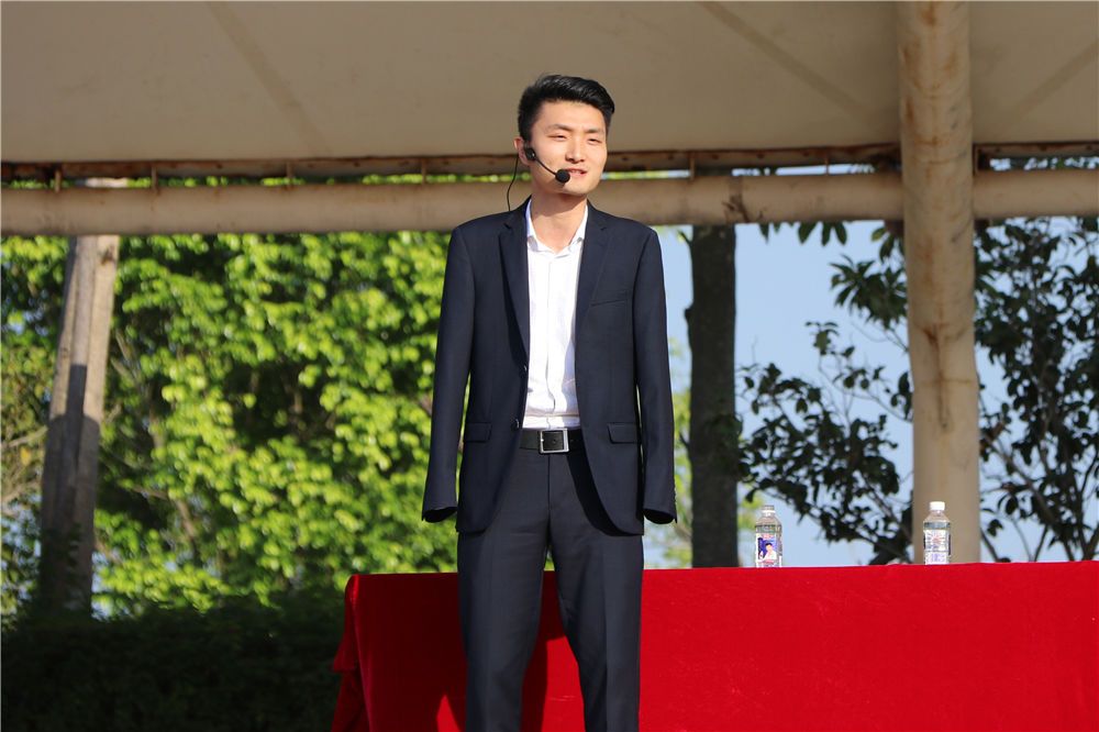 无臂高材生杨孟衡：用脚写字考出高考状元，寒门贵子的逆袭