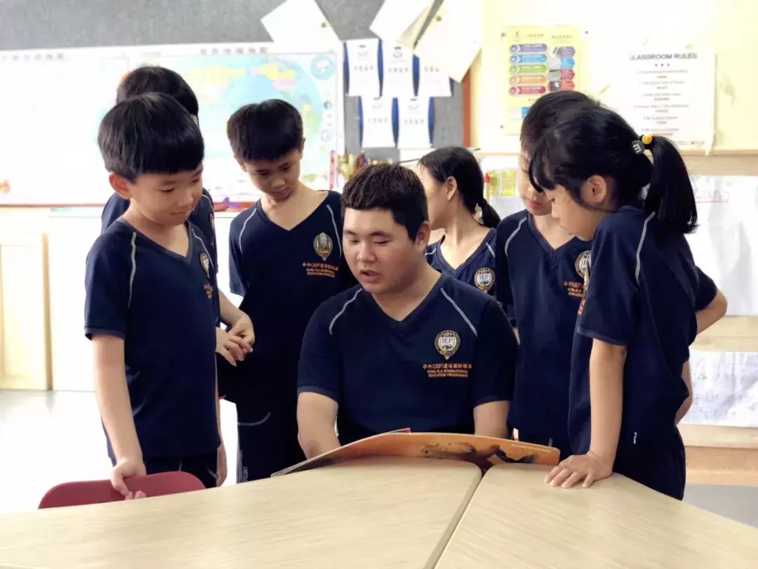 读外国语学校吗？ 学生自信开朗，成绩好，出口多那种！