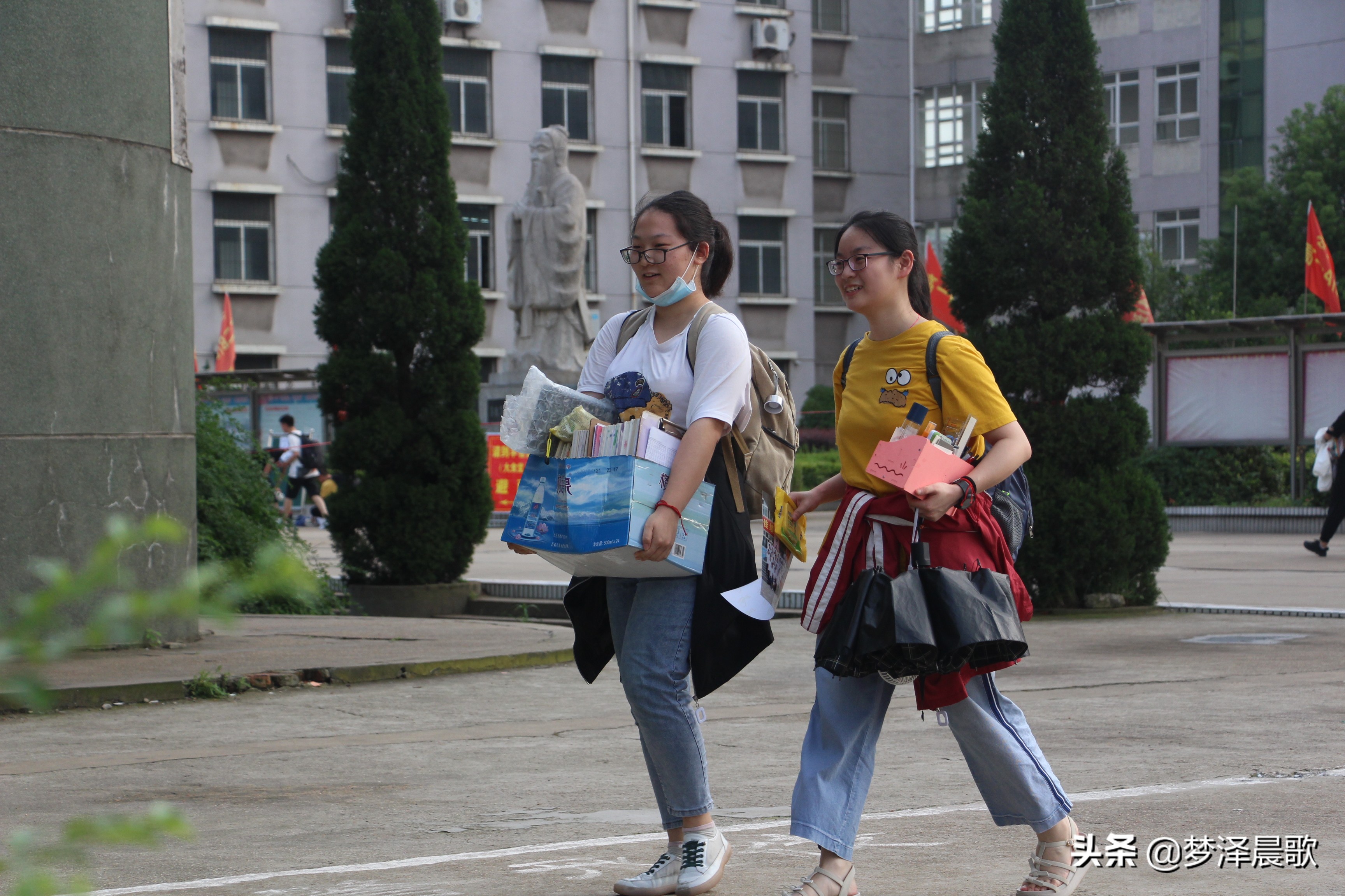 高考结束考生有序离开校园