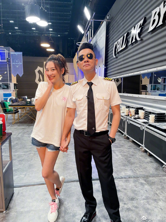 应采儿探班陈小春，俩人当众热吻，山鸡哥看老婆全程宠溺笑甜蜜蜜