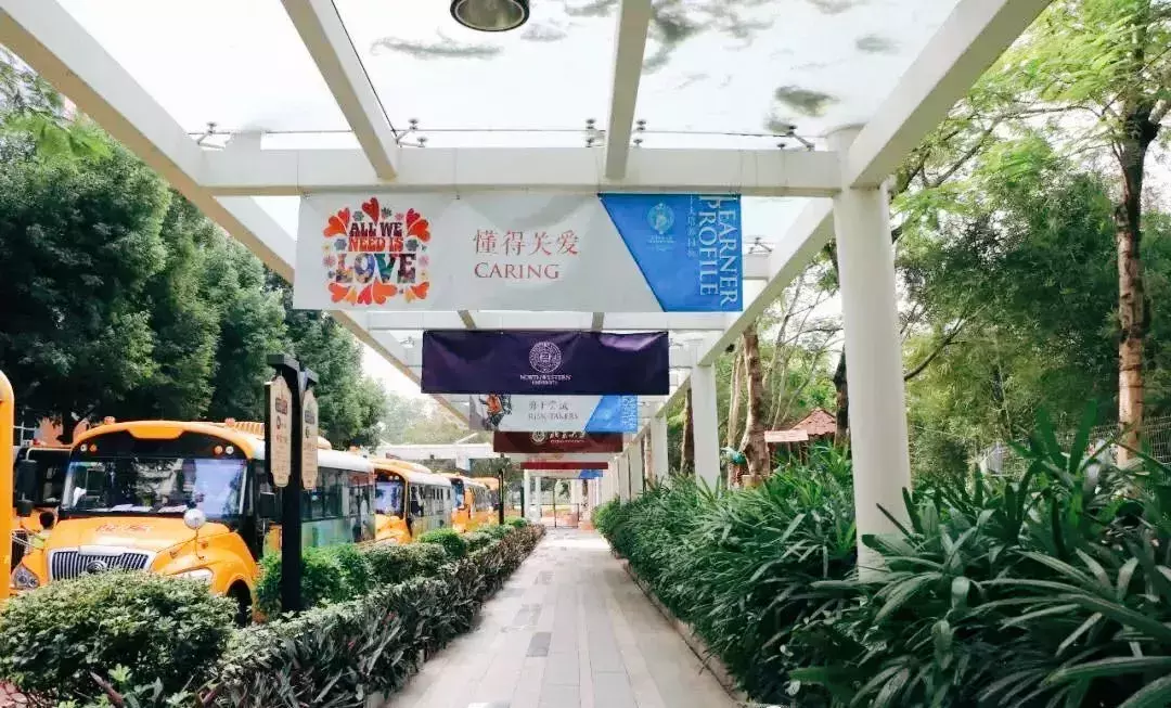 读外国语学校吗？ 学生自信开朗，成绩好，出口多那种！