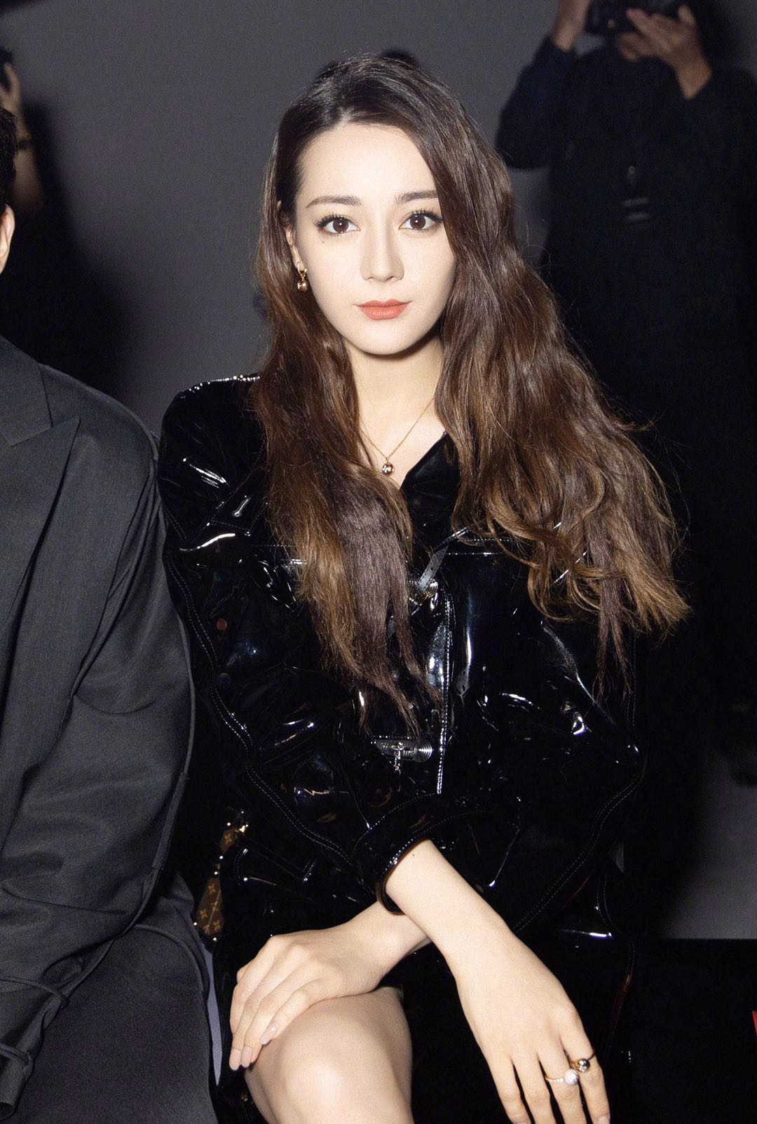 精致,有着一副高挑的身材,第一眼看她的观众会认为她是一个高冷的女神