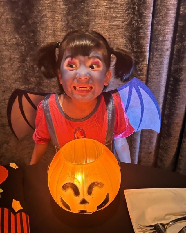 贾静雯晒万圣节照，咘咘波妞鬼马精灵，梧桐妹与妈妈贴头自拍好暖